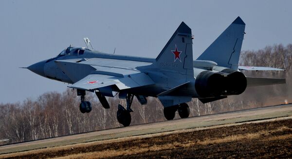 A MiG-31 from the Primorye Air Regiment lands at the Centralnaya Uglovaya airfield near Vladivostok. - Sputnik International