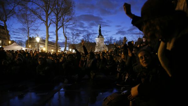 People listen to speeches as they take part in the Nuit Debout (Standing night) movement on Place de la Republique in Paris on April 6, 2016 - Sputnik International