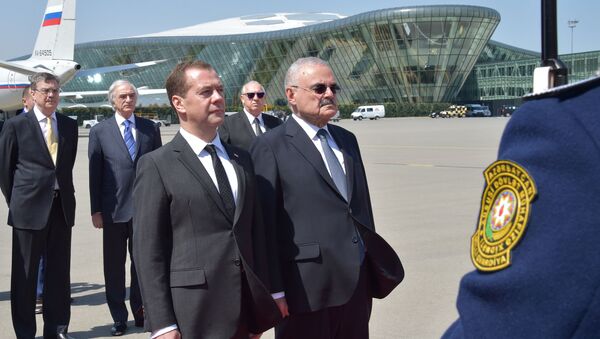 Russian Prime Minister Dmitry Medvedev and Prime Minister of Azerbaijan Artur Tahir oglu Rasizade (right) at the Baku airport - Sputnik International