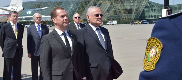 Russian Prime Minister Dmitry Medvedev and Prime Minister of Azerbaijan Artur Tahir oglu Rasizade (right) at the Baku airport - Sputnik International