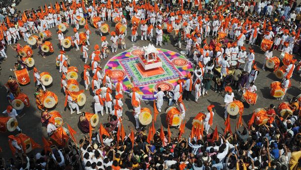 Indian drummers in traditional attire play on around a rangoli design during a procession celebrating 'Gudi Padwa' or the Maharashtrian new year in Mumbai on March 31, 2014 - Sputnik International
