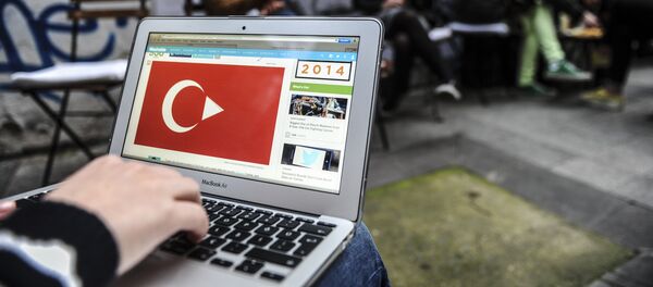 A person uses a laptop computer showing a Turkish flag on March 27, 2014 in Istanbul A person uses a laptop computer showing a Turkish flag on March 27, 2014 in Istanbul - Sputnik International