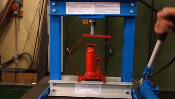Pressception (crushing hydraulic press with hydraulic press) - Sputnik International