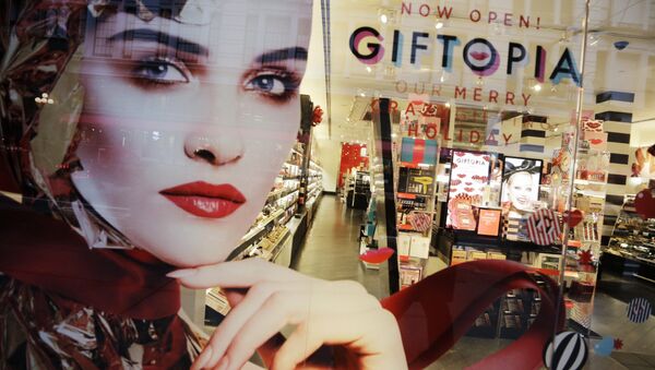 Holiday gift giving ideas are featured in a Sephora window. - Sputnik International