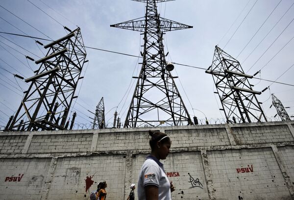 A woman walks in front of electricity pylons in Caracas, Venezuela (File) A woman walks in front of electricity pylons in Caracas, Venezuela (File) - Sputnik International