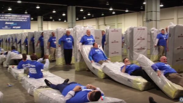 Largest human mattress dominoes - Guinness World Records - Sputnik International
