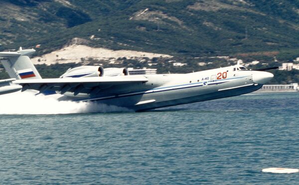 Amphibious aircraft A-40 taking off from water Amphibious aircraft A-40 taking off from water - Sputnik International