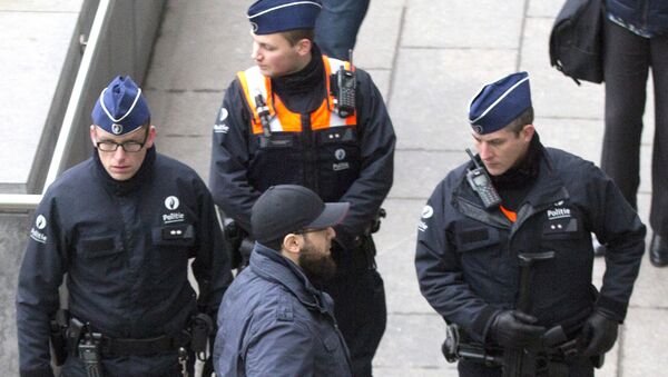 Accused Bilal El Makhoukhi, center front, speaks with police outside the main courthouse in Antwerp, Belgium - Sputnik International