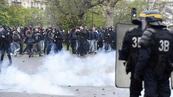 Protesters face anti riot policemen during clashes as part of a demonstration on April 9, 2016 in Paris, against the French government's proposed labour law reforms - Sputnik International