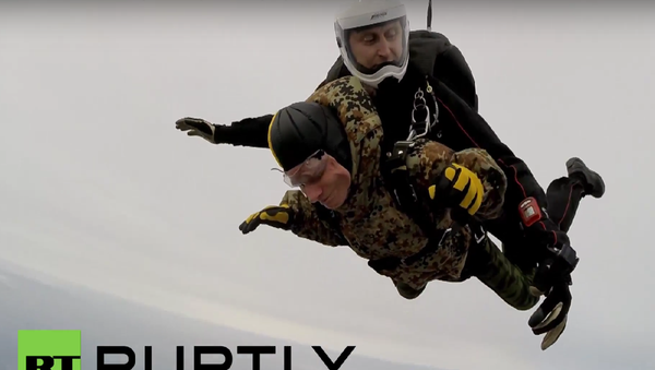 Russia: WWII veteran, 91, performs parachute jump ahead of Victory Day - Sputnik International