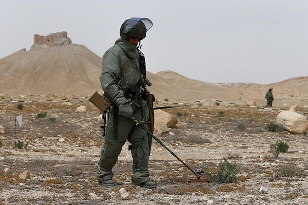 Experts from Russia's International Mine Action Center in Palmyra - Sputnik International