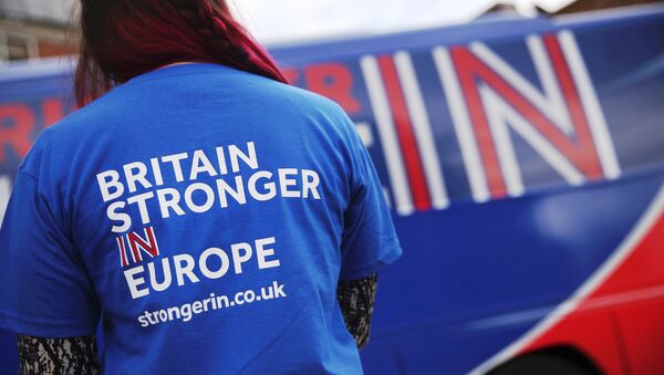 A students poses for a picture at the launch of the 'Brighter Future In' campaign bus at Exeter University in Exeter, Britain April 7, 2016. - Sputnik International