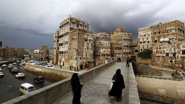 Women walk on a bridge in the old quarter of Yemen's capital Sanaa April 9, 2016. - Sputnik International