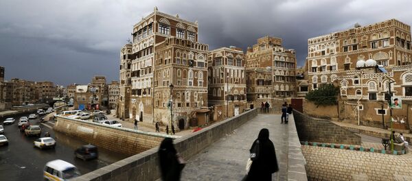 Women walk on a bridge in the old quarter of Yemen's capital Sanaa April 9, 2016. Women walk on a bridge in the old quarter of Yemen's capital Sanaa April 9, 2016. - Sputnik International