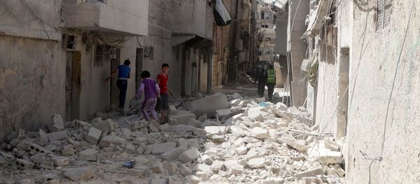 Residents inspect damages after an airstrike on the rebel held al-Maysar neighborhood in Aleppo, Syria, April 11, 2016. - Sputnik International