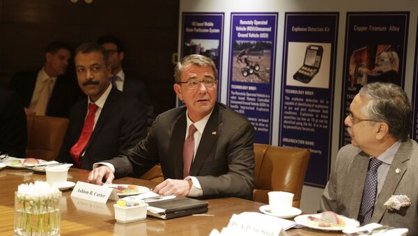 US Defense Secretary Ash Carter, center, speaks at Innovation Roundtable organized by Federation of Indian Chambers of Commerce and Industry, in New Delhi, India, Tuesday, April 12, 2016. - Sputnik International