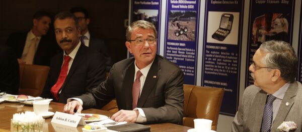 US Defense Secretary Ash Carter, center, speaks at Innovation Roundtable organized by Federation of Indian Chambers of Commerce and Industry, in New Delhi, India, Tuesday, April 12, 2016. - Sputnik International