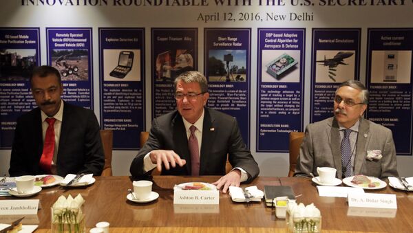 US Defense Secretary Ash Carter, center, speaks at Innovation Roundtable organized by Federation of Indian Chambers of Commerce and Industry, in New Delhi, India, Tuesday, April 12, 2016. - Sputnik International