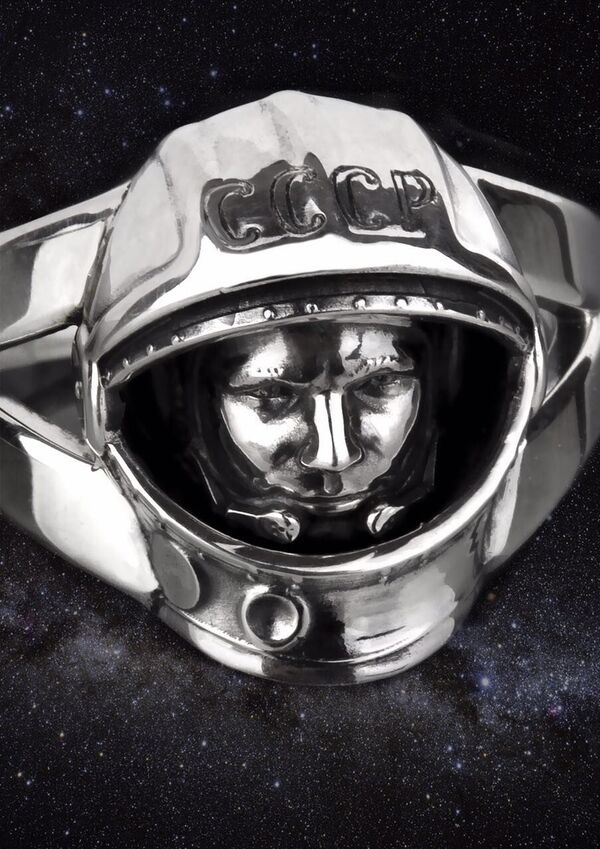 The rings are made from silver and have the image of Gagarin ingrained on them - Sputnik International