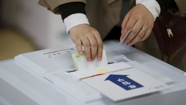 A woman casts her ballot at a polling station in Seoul, South Korea, April 13, 2016. - Sputnik International
