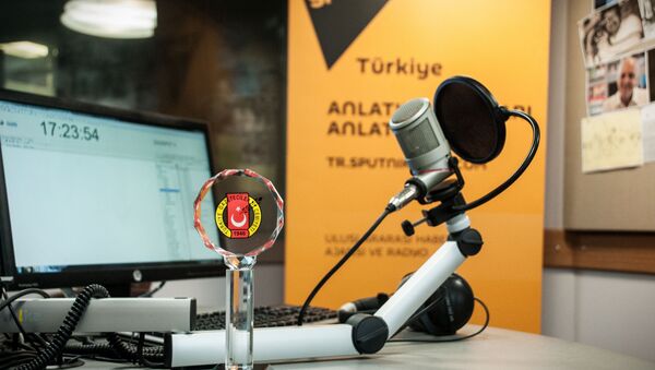 Radio Sputnik’s evening program has received an award from the Turkish Journalists' Association “For Advances in Journalism.” - Sputnik International