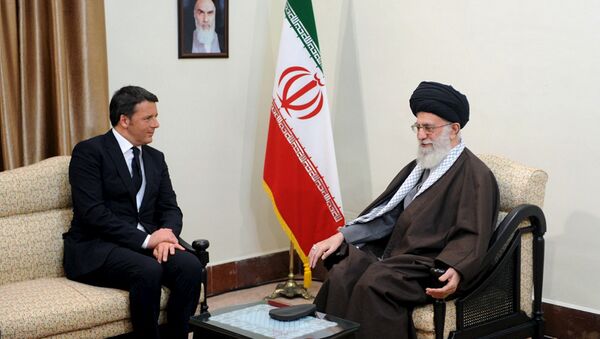 Iran's Supreme Leader Ayatollah Ali Khamenei (R) meets Italian Prime Minister Matteo Renzi in Tehran, Iran April 12, 2016. - Sputnik International