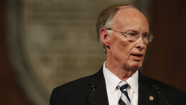Whistleblowers: Alabama Gov Bentley Ordered State Helicopter to Fly His Forgotten Wallet to the Beach - Sputnik International