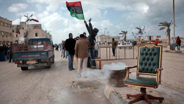 Benghazi residents waving the state flag. File photo - Sputnik International