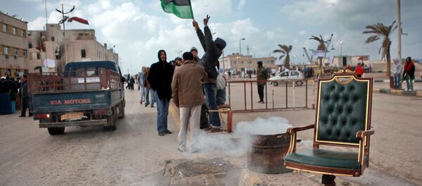 Benghazi residents waving the state flag. File photo - Sputnik International