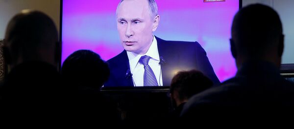 Journalists watch a live broadcast on an electronic screen showing nationwide call-in attended by Russian President Vladimir Putin in Moscow, Russia, April 14, 2016 Journalists watch a live broadcast on an electronic screen showing nationwide call-in attended by Russian President Vladimir Putin in Moscow, Russia, April 14, 2016 - Sputnik International
