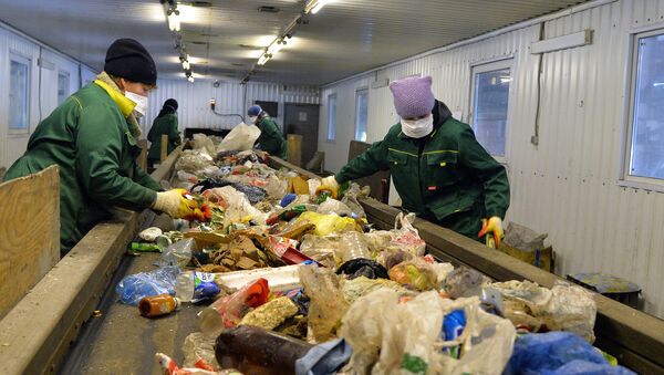 Workers sort household garbage for subsequent shipment to the line for primary processing - Sputnik International