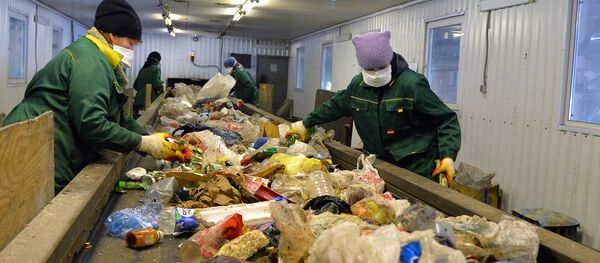 Workers sort household garbage for subsequent shipment to the line for primary processing - Sputnik International