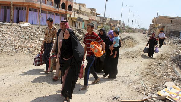 Civilians flee their homes to head to safer areas due to clashes between Iraqi security forces and Islamic State militants in the town of Hit in Anbar province, Iraq April 12, 2016 - Sputnik International