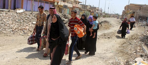 Civilians flee their homes to head to safer areas due to clashes between Iraqi security forces and Islamic State militants in the town of Hit in Anbar province, Iraq April 12, 2016 Civilians flee their homes to head to safer areas due to clashes between Iraqi security forces and Islamic State militants in the town of Hit in Anbar province, Iraq April 12, 2016 - Sputnik International