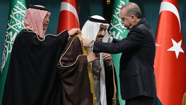 Turkish President Recep Tayyip Erdogan (R) presents Turkey's highest state medal to King Salman of Saudi Arabia (C) during a ceremony at the presidential complex in Ankara on April 12, 2016 - Sputnik International