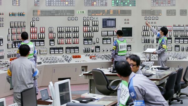 Operators restart the nuclear reactor at the central control room of the Kyushu Electric Power Sendai nuclear power plant in Satsumasendai, Kagoshima prefecture, on Japan's southern island of Kyushu on August 11, 2015 - Sputnik International