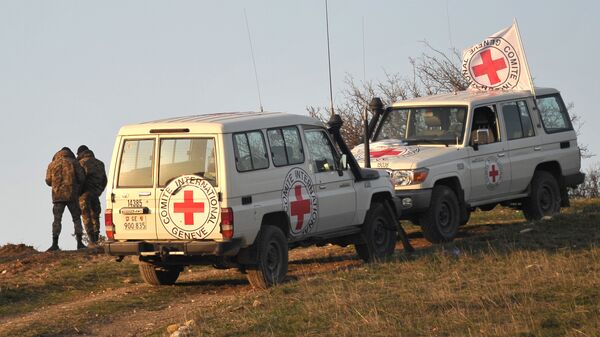 Vehicles of the representatives of the International Committee of the Red Cross on the demarcation line where a search is being conducted for the bodies of the victims - Sputnik International