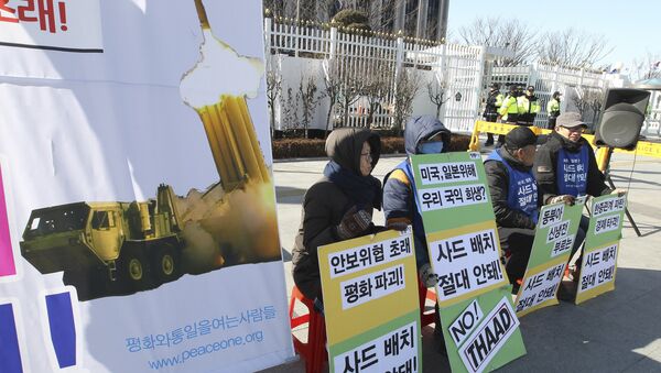 South Korean protesters stage a rally to oppose the possible deployment of the United States' advanced defense system THAAD, a Terminal High-Altitude Area Defense, on Korea Peninsula, in front of the government complex in Seoul, South Korea (File) - Sputnik International