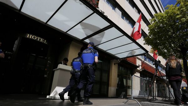 Geneva police patrol in front of the hotel where the High Negotiations Committee (HNC) stays ahead of the start of a new round of Syria Peace talks at the United Nations in Geneva, Switzerland, April 12, 2016 - Sputnik International
