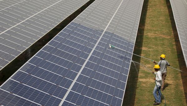 Workers clean photovoltaic panels inside a solar power plant in Gujarat, India (File) - Sputnik International