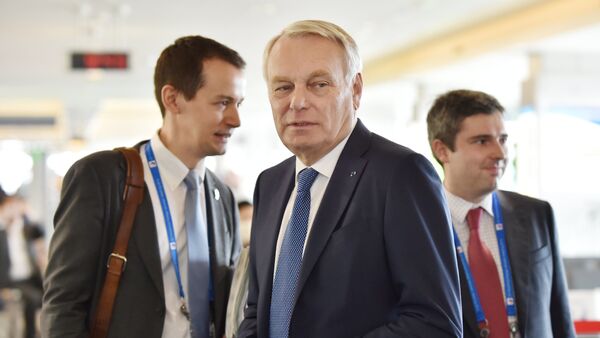 French Foreign Minister Jean-Marc Ayrault (C) arrives at Hiroshima Airport on April 10, 2016 to attend a two-day G7 foreign ministers' meeting - Sputnik International