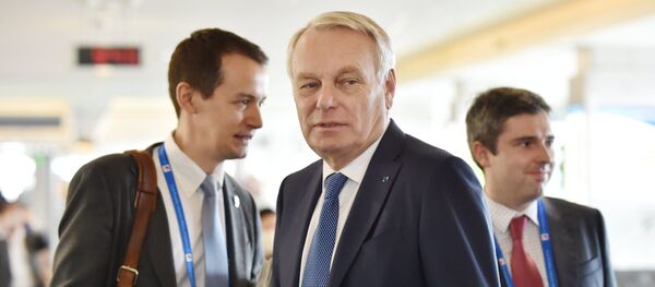 French Foreign Minister Jean-Marc Ayrault (C) arrives at Hiroshima Airport on April 10, 2016 to attend a two-day G7 foreign ministers' meeting - Sputnik International