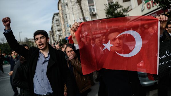 A protester holds a Turkish flag during a demonstration near the headquarters of the newspaper Zaman in Istanbul on March 6, 2016. - Sputnik International