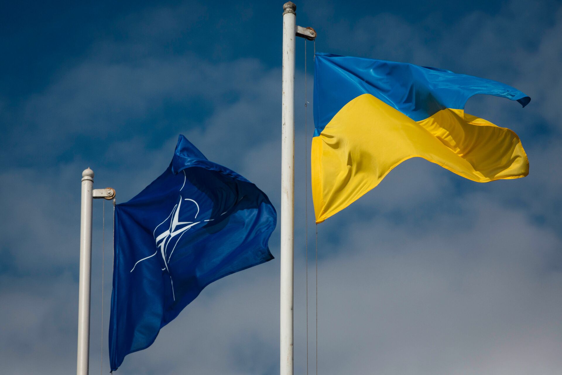 National flag of Ukraine and the NATO flag - Sputnik International, 1920, 14.02.2022