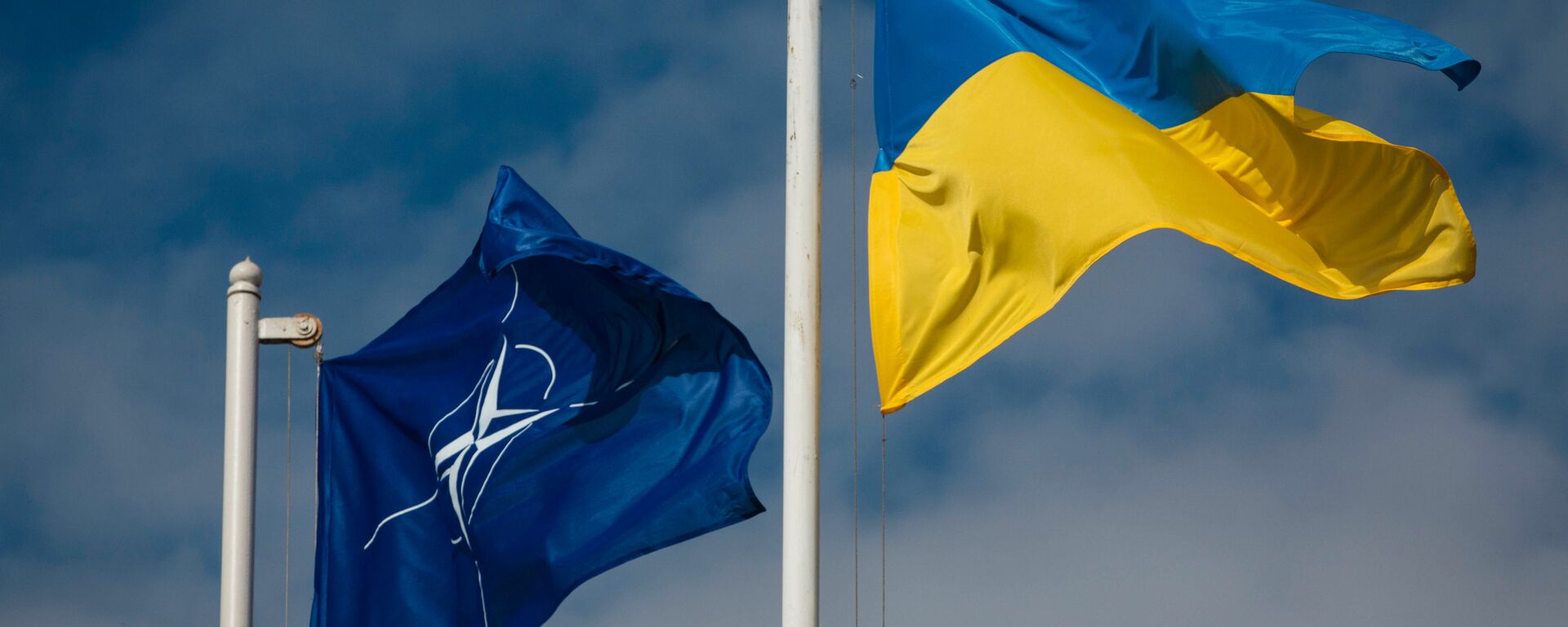 National flag of Ukraine and the NATO flag - Sputnik International, 1920, 28.11.2023