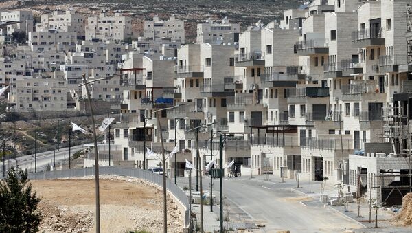 A picture taken on April 14, 2016 shows a partial view of the Israeli settlement of Givat Zeev near the West Bank city of Ramallah - Sputnik International