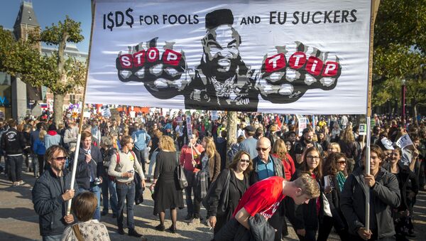 People rally against the Transatlantic Trade and Investment Partnership (TTIP), a massive free-trade accord being negotiated by the European Union and the United States, on October 10, 2015 in Amsterdam. - Sputnik International