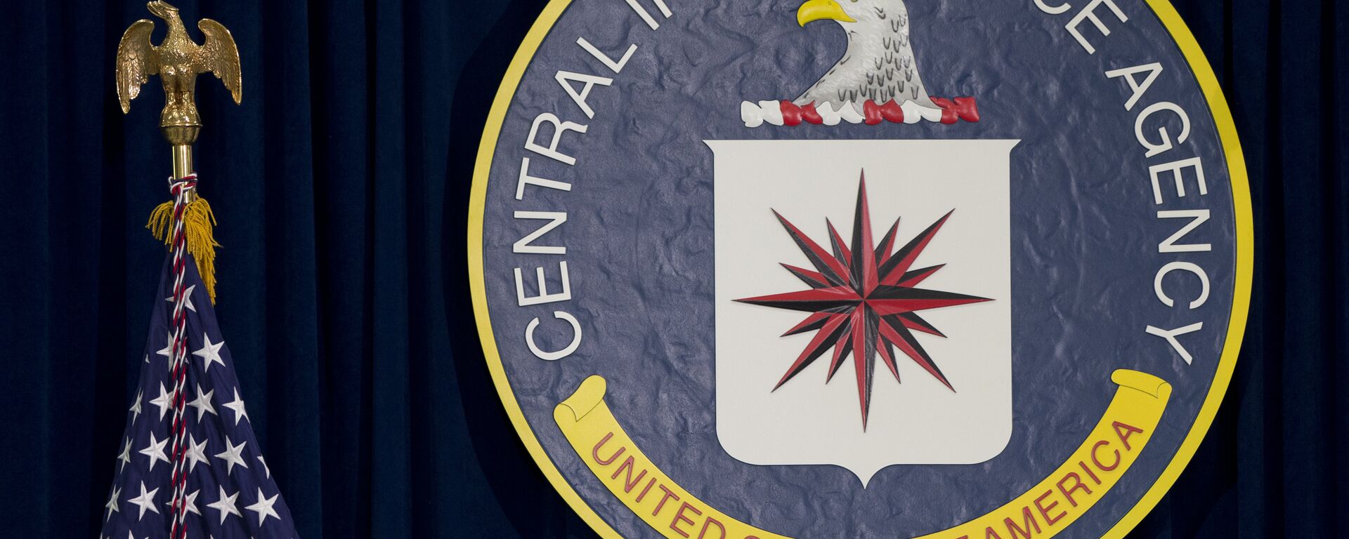 The CIA seal is seen displayed before President Barack Obama speaks at the CIA Headquarters in Langley, Va., Wednesday, April 13, 2016 - Sputnik International, 1920, 24.06.2017