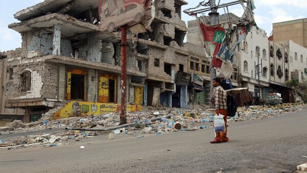 Heavily damaged buildings on a street in Yemen's third city Taez. - Sputnik International