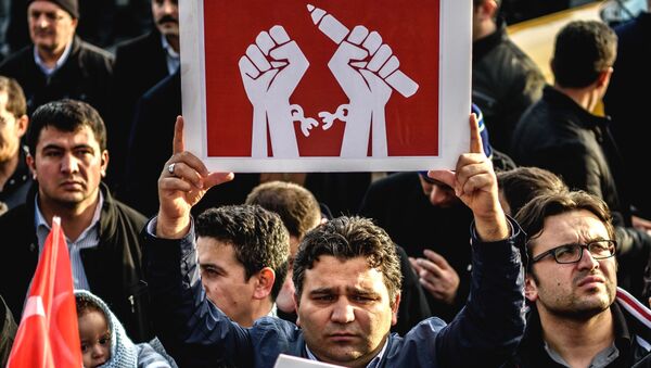 A man holds up a placard as people demonstrate in support of Turkish daily newspaper Zaman in front the headquarters in Istanbul on March 4, 2016. - Sputnik International